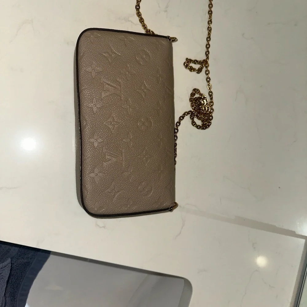 Louis Vuitton Beige Crossbody Bag with Gold Chain - Picture 8 of 13